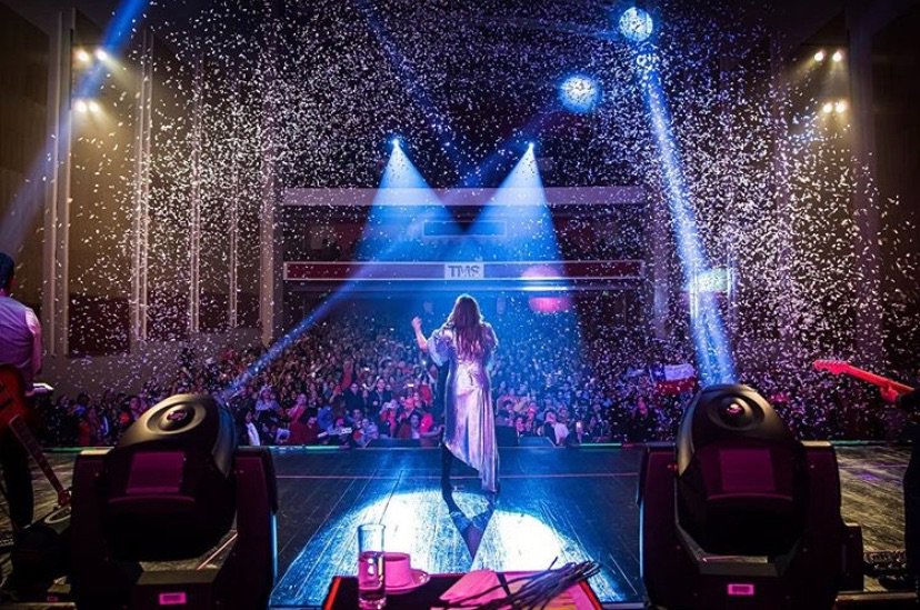 ricardoibanez's tweet photo. ¡Qué grande, Myriam Hernández! Hace un año, una multitud la esperaba a la salida del Teatro Ópera, de Buenos Aires, y hoy, en medio de su gira por Latinoamérica, USA y Europa, arma un multitudinario “quilombo” en el famoso @TeatroGranRex ¡Tremenda!🎤🎼🎸@MyriamHN @jorgesaintjean https://t.co/hhiArDyzIO