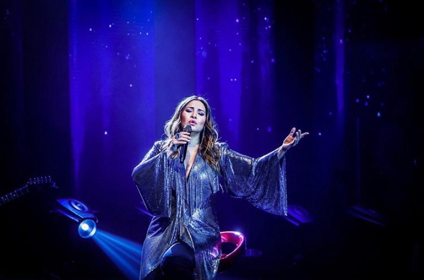 ricardoibanez's tweet photo. ¡Qué grande, Myriam Hernández! Hace un año, una multitud la esperaba a la salida del Teatro Ópera, de Buenos Aires, y hoy, en medio de su gira por Latinoamérica, USA y Europa, arma un multitudinario “quilombo” en el famoso @TeatroGranRex ¡Tremenda!🎤🎼🎸@MyriamHN @jorgesaintjean https://t.co/hhiArDyzIO