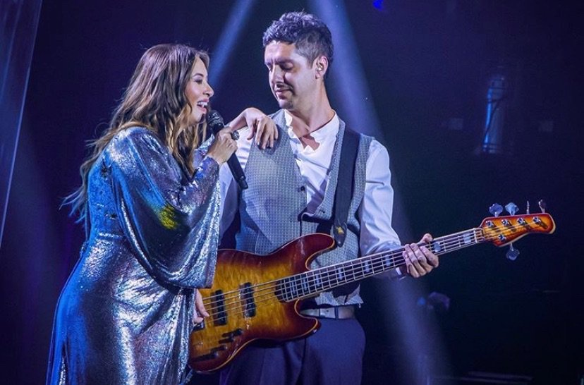 ricardoibanez's tweet photo. ¡Qué grande, Myriam Hernández! Hace un año, una multitud la esperaba a la salida del Teatro Ópera, de Buenos Aires, y hoy, en medio de su gira por Latinoamérica, USA y Europa, arma un multitudinario “quilombo” en el famoso @TeatroGranRex ¡Tremenda!🎤🎼🎸@MyriamHN @jorgesaintjean https://t.co/hhiArDyzIO