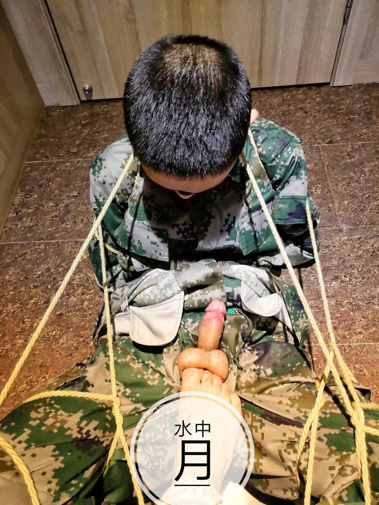 5u2eBOPaa0JwfUy's tweet photo. 开开心心过中秋，欺负小嫩兵 https://t.co/8CyzXsQTCh