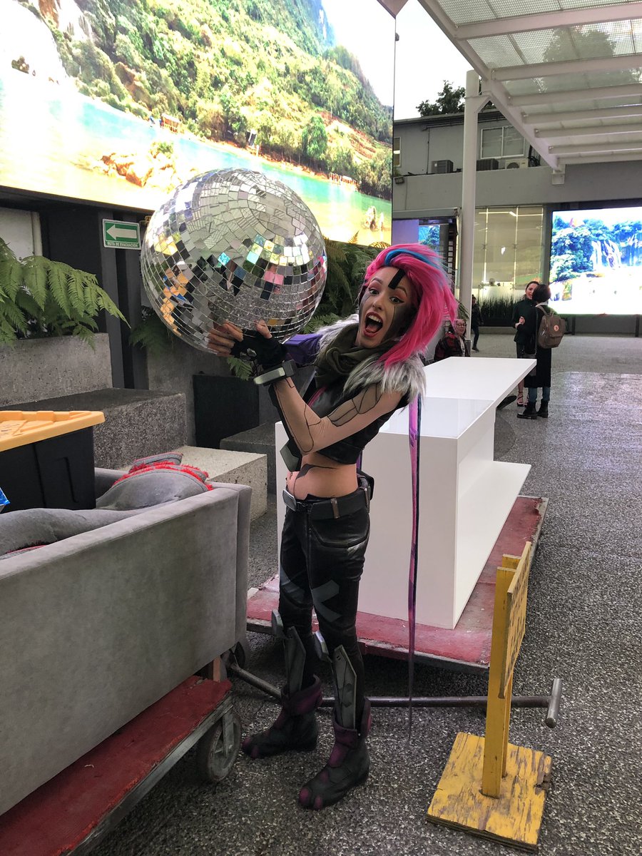 GiselleFitch's tweet image. Fotitos por el Foro! 😜🤟🏻 #projectjinx #gizerucosplayer #aztecaesports #leagueoflegends #riotgames