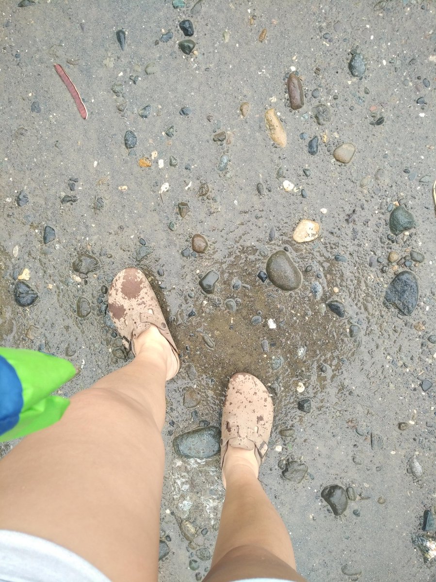 maemai_chiyuto's tweet photo. I went out commuting from-to with my clogs on because it's raining. Kasu nag sinakit akun tummy, probably because of late breakfast. #extricating #icouldsleepduringcommute #icouldreadduringcommute https://t.co/7Hl7nBtJAa