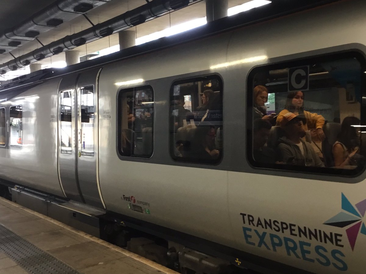 CicelyTmd's tweet photo. 1P21 1020 Manchester Airport to Newcastle
TransPennine Express service @ 1045 at MCV ,
Full to the roof and baggage blocking every doorway.
MIA - North East routes should be 6 cars minimum
Wake up @TPExpressTrains @TPEassist #CrowdedAgain
YES I would like a reply Transpennine https://t.co/1zv8nhxOoB