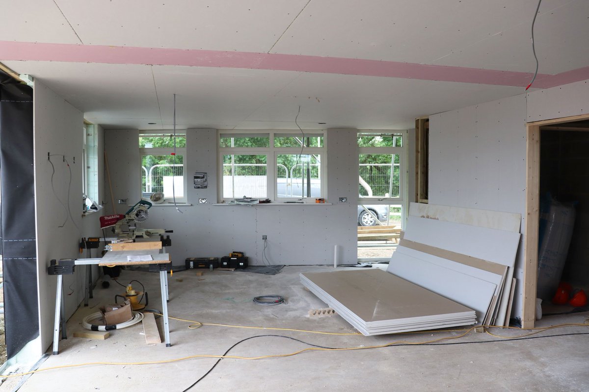 BuildItMagazine's tweet photo. We're onto the second fix stage of the #BuildItHouse! We're excited to have finished the rendering. 

@KRendRenders supplied us with a fantastic silicone render and we brought in silicone render specialists @Prestige_Energy https://t.co/smxLRwabH3