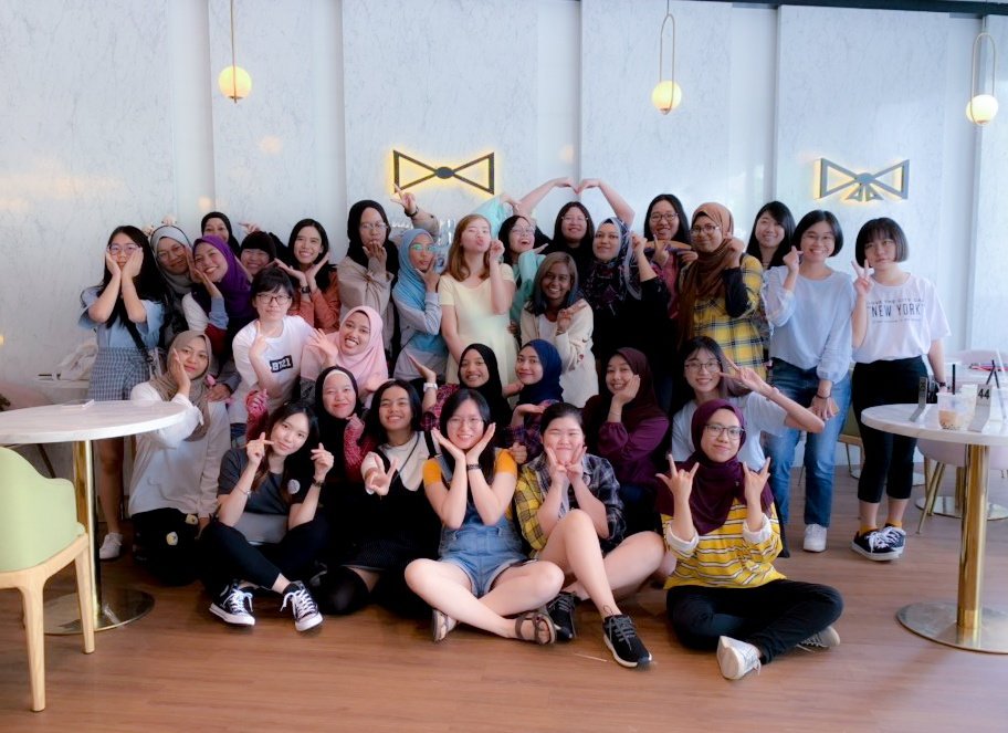 __960704xy's tweet photo. Thanks to Army who organized the event and also those freebies too 💜 Glad to meet you guys again :) 
See you all again at next event 💜
#BTS #방탄소년단 
#GoldenMoonInMY #GoldenMoonInPG 
@BTS_twt https://t.co/s4avpWuNhP