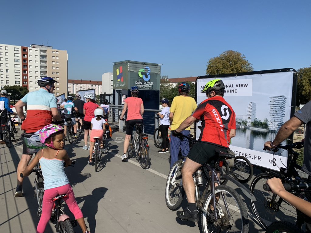 Constructa_SA's tweet photo. La famille Constructa sur le terrain à la rencontre des participants du @SlowupD ! Le grand rdv annuel environnemental , écologique, familial & sportif du #Dreiland 🚲🛴🌸🌿🌼 #biodiversité #alsace #lesjetees https://t.co/GN8uMcUGhT