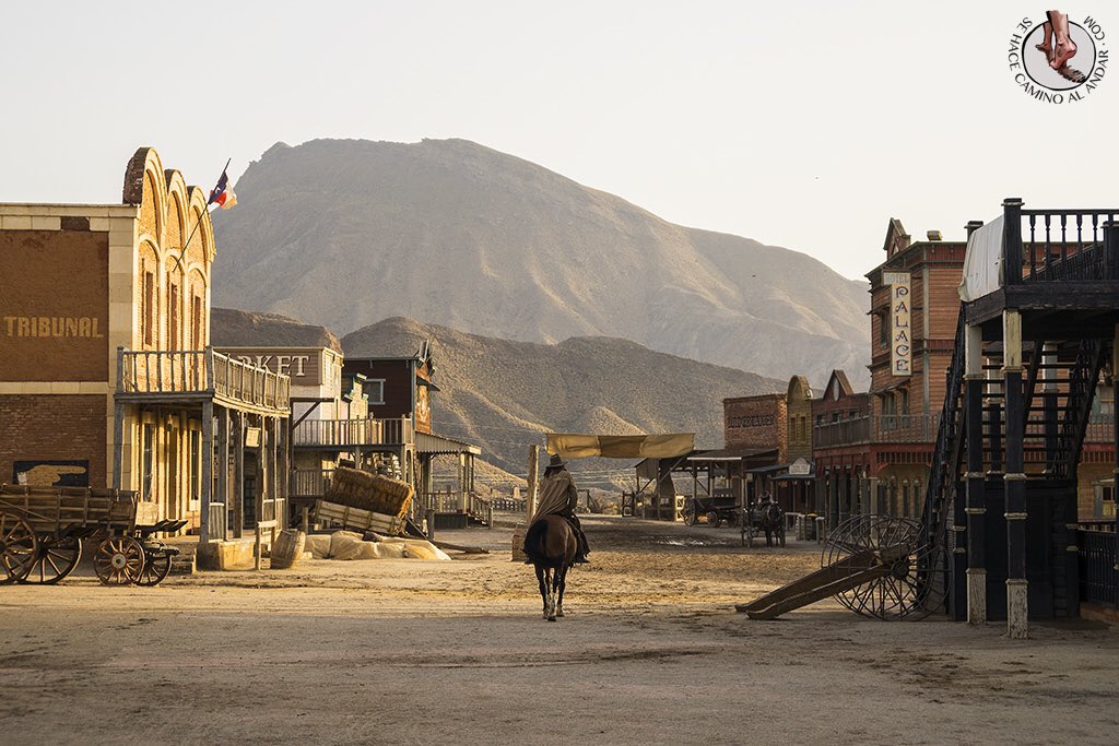 Tercer día recorriendo #ViveAlmeria en el que, tras un recorrido en buggy por #Vera, nos hemos convertido en vaqueros.
El desierto de Tabernas es famoso por haber sido escenario de gran parte de las películas del oeste: desde Clint Eastwood hasta Bud Spencer y Terence Hill.