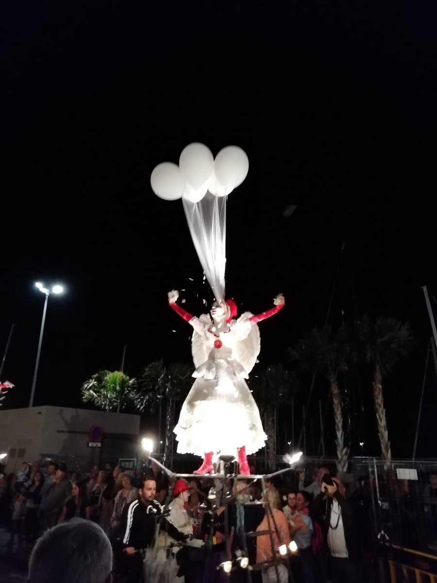 culturamania's tweet photo. #ESPECTÁCULO | Gran noche la que vivimos ayer en el muelle de Santa Cruz de Tenerife con la actuación de la compañía belga Theater Tol con su obra teatral “Pedaleando hacia el cielo”, dentro del @CaeFestival.
@CajaCanarias
#Teatro #Culturamanía #SantaCruzdeTenerife https://t.co/rv7uzCE1IG