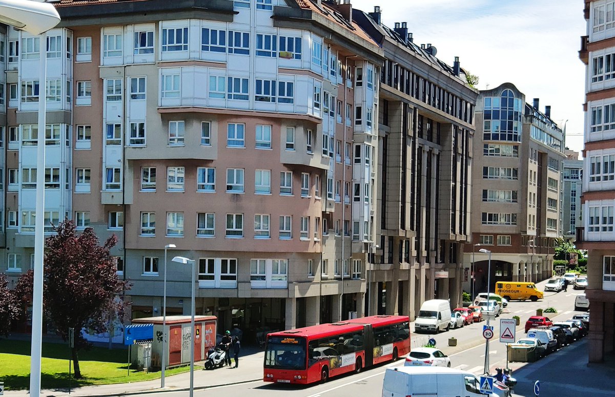 BlogBusurbano's tweet image. Seguimos dudando sobre lo que se afirma en el artículo.
(bueno, primeramente ya nos sorprende la denominación "rotonda del @ColegioLiceoPaz" ¿...?)

Lo otro lo hemos comentado con @3stebanvd:
¿En qué año la #Lín4 entraba en el barrio de #Matogrande?
Si fue así, nos falta el dato.