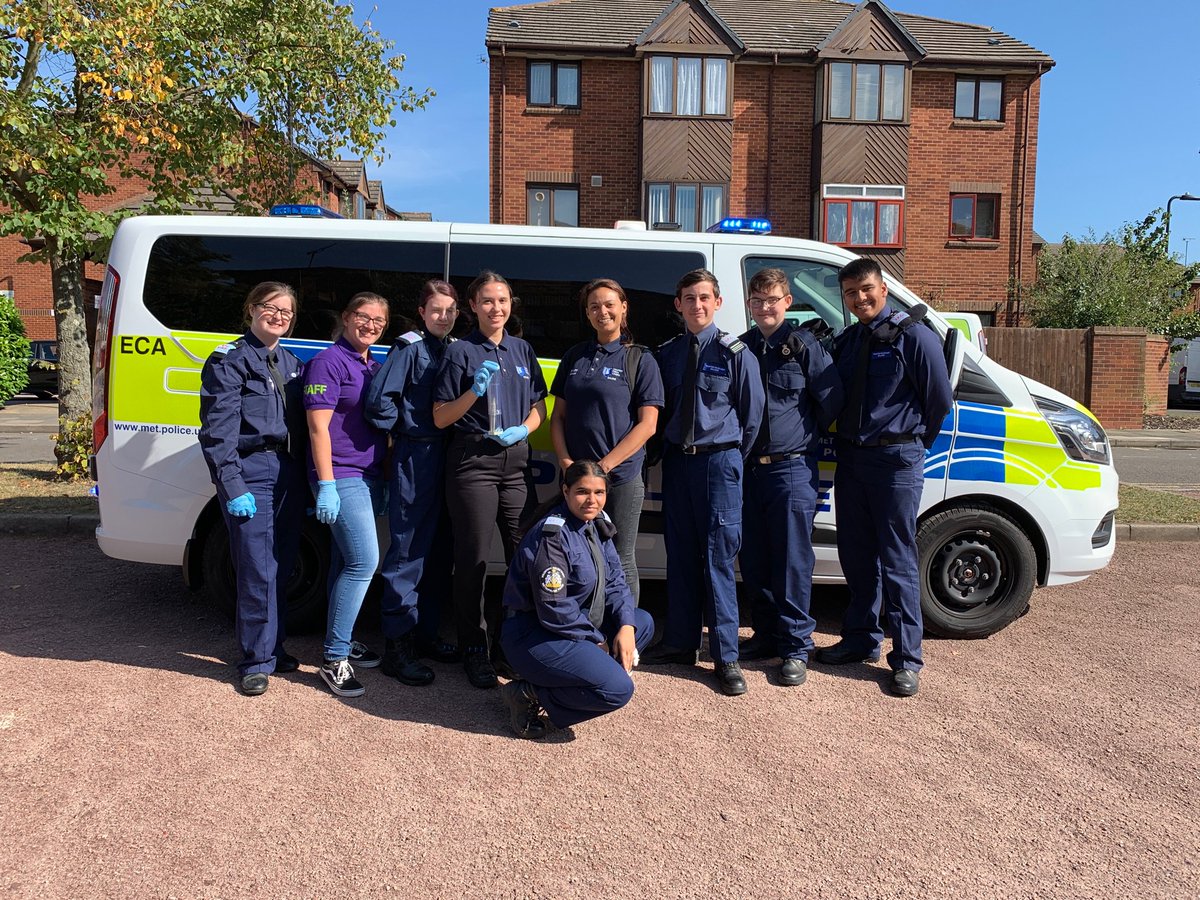 MPSNorthActon's tweet photo. Yesterday, Acton Central officers, along with some very keen Police Cadets conducted a weapons sweep on the Friary Park Estate. One knife and a hammer were found, as well as a £200 drill, hidden in a bush, most likely stolen. #ActonCentral https://t.co/MOrxzc2Uci