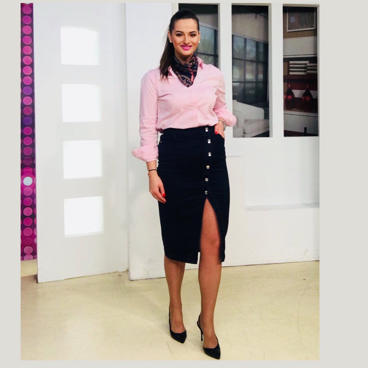 adelalupsemodel's tweet photo. Azi va astept de la ora 13:42 in direct la Etno Tv. 
•
•
•
@adelalupse #castigatiacum #tvhost #tvpresenter #romania #studio #television #tv #liveshow #calltv #callandwin https://t.co/PLp0MI7AJg