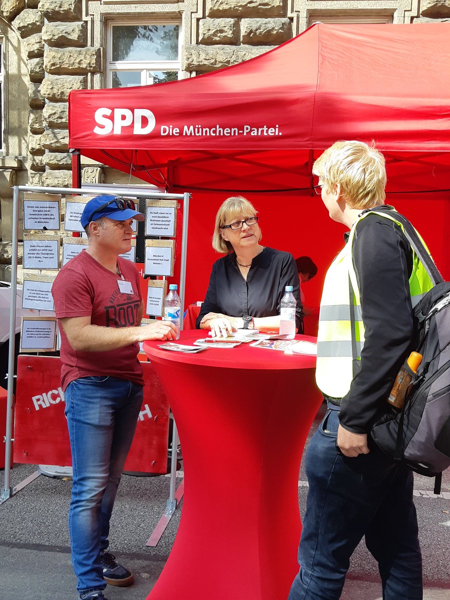 RathausSPD's tweet photo. Gute Stimmung - interessante Gespräche - leckeres Essen. Für jeden ist etwas dabei am #isarinselfest. Es lohnt sich vorbeizukommen! Wir freuen uns auf Euch! ❤⚘🍫 #SPD https://t.co/f27l7R97Uq