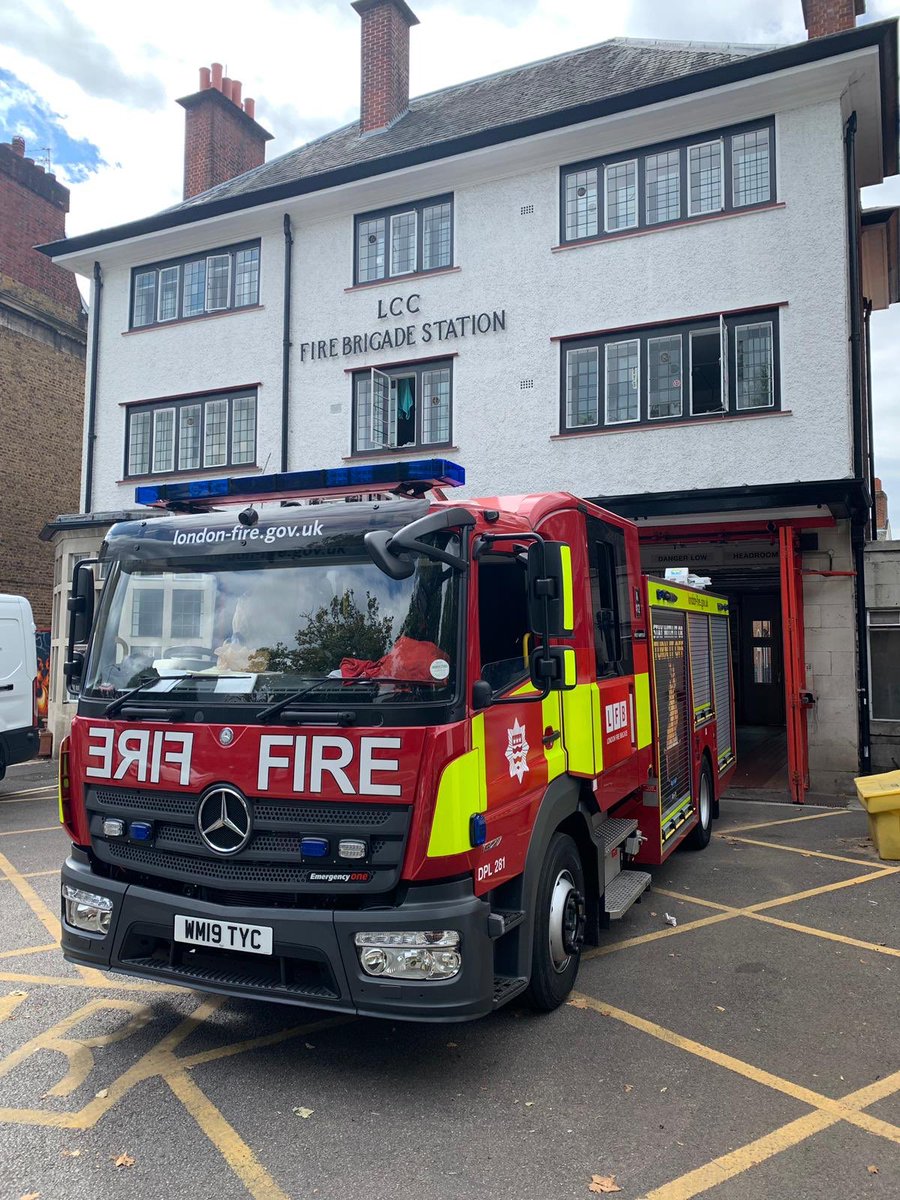 CFO_WMFS's tweet photo. Pleased to welcome the newest edition to the #Camden LFB family. This is DPL281 which will be on the run as callsign A412. She’s packed with new technology to keep our firefighters safe and help resolve incidents even more efficiently. #WestHampstead #newfireengine https://t.co/YK1LvExHdD