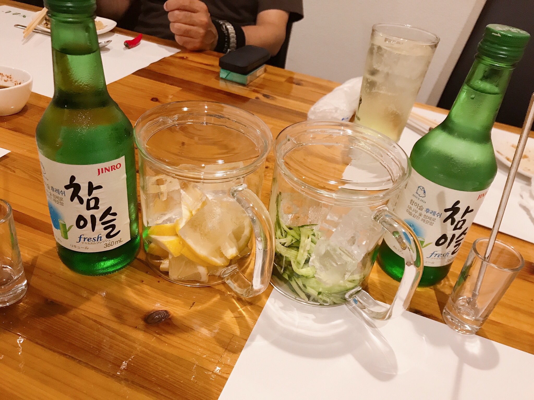 تويتر えりな على تويتر 韓国焼酎 チャミスル レモンと きゅうりに入れて飲むんだって 上手い T Co T7aotuzcci