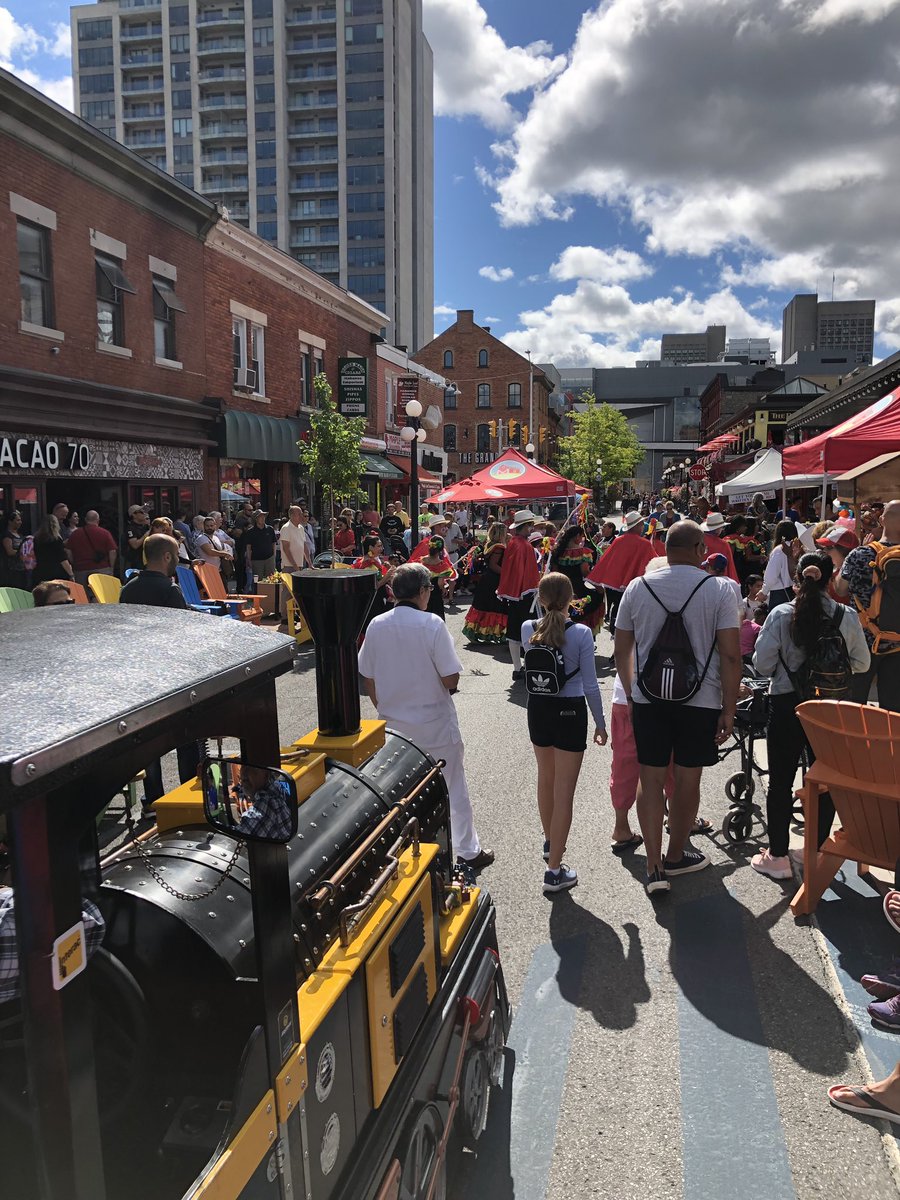 The #WilliamStreetPedestrianPlaza :
1,386 pedestrians and dozens of bikes OR  61 cars cutting through per hour? It’s time to choose #MyOttawa - let <a href="/ottawacity/">City of Ottawa</a> know with a comment below which one you prefer today #DesignByWard