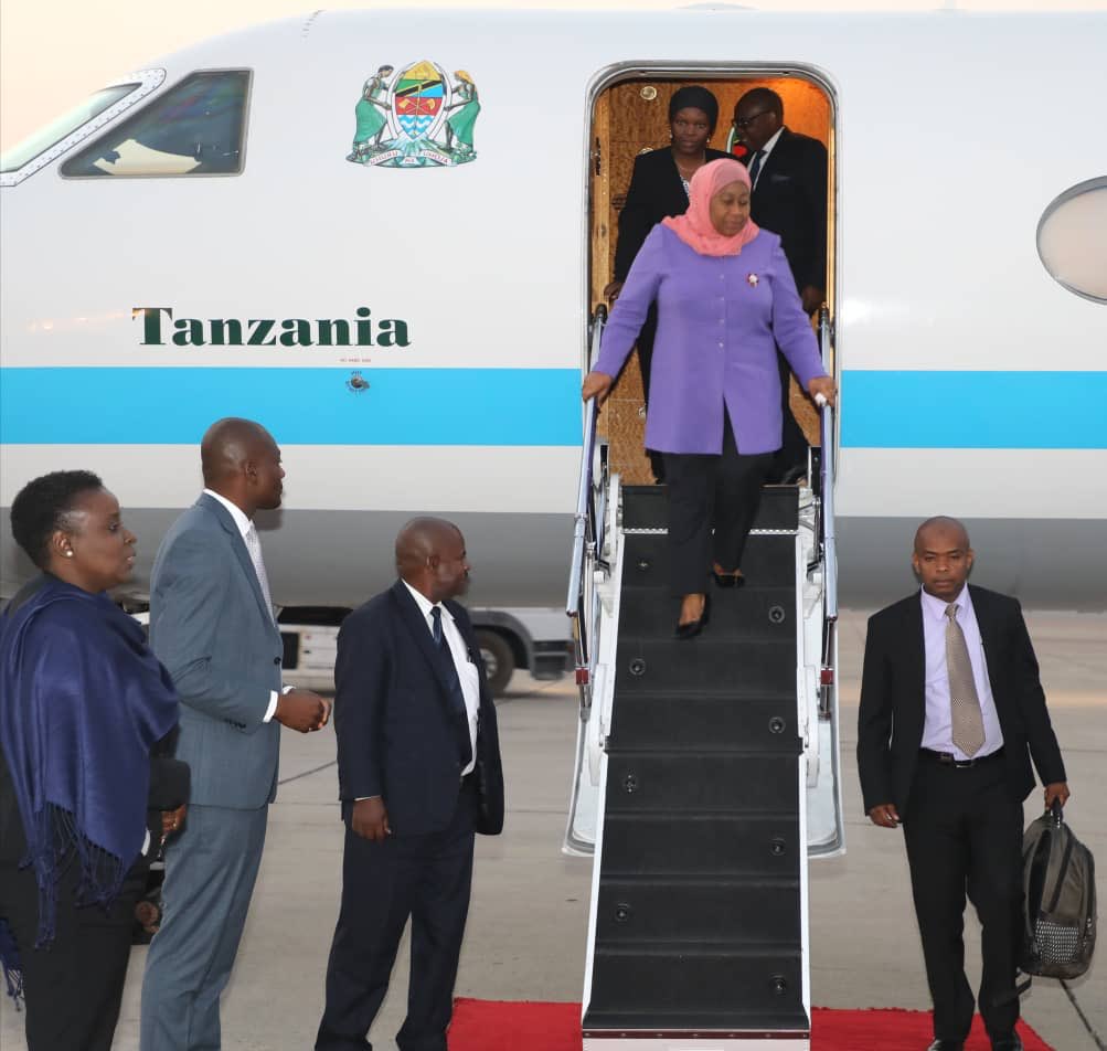 SuluhuSamia's tweet photo. Nilimuwakilisha Rais wa Jamhuri ya Muungano wa Tanzania Mhe. Dkt. @MagufuliJP kwenye shuhuli ya kuaga Mwili wa Rais wa Zamani na Muasisi wa Taifa la Zimbabwe Mzee Robert Mugabe kwenye Uwanja wa Taifa wa Michezo Jijini Harare Zimbabwe. https://t.co/qlXaYWIi9f