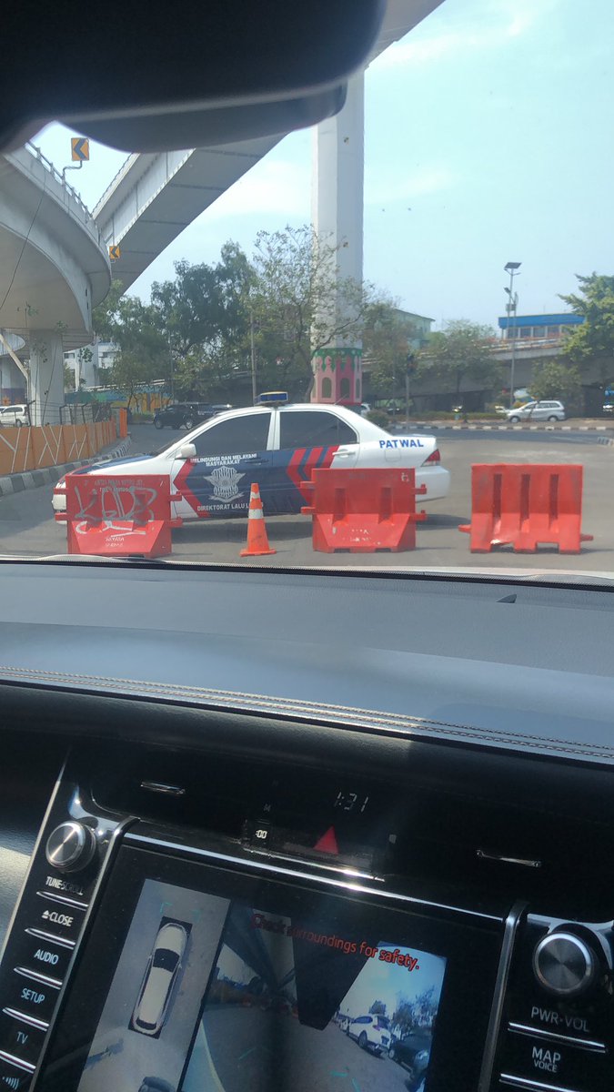 VerNavratilova's tweet photo. Ini kenapa @TMCPoldaMetro malah bikin macet jaln tol kbn jeruk karena yg mengarak ke grogol di tutup tanpa pemberitahuan. https://t.co/lfxtaYSTa0