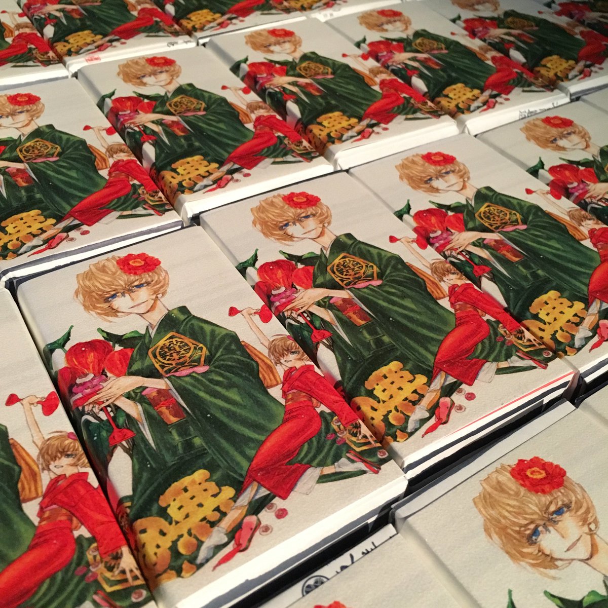 さて、みなさん危ない内容のトークをお楽しみいただいておりますがw
お帰りの際のお土産に、ひよこ家さんの紅白饅頭をぜひどうぞ。中村博文画伯のパッケージ絵がうれしい♪ 学園女子生徒さんが会場出口でお待ちしております #hourai2020