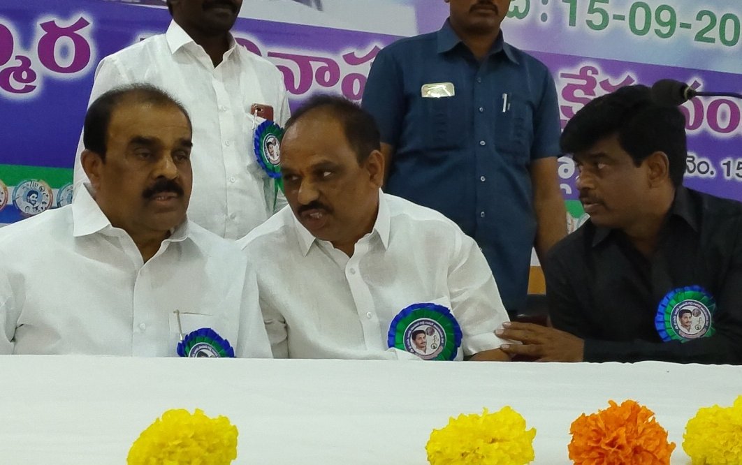 YscrCp's tweet photo. అనంతపురము జిల్లా ప్రజా పరిషత్ నందు  శాలివాహునుల సంక్షేమ సంఘము ఆధ్వర్యంలో నిర్వహించిన వైస్ జగన్మోహన్ రెడ్డి గారికి అభినందన సభకు ముఖ్య అతిధిగా హాజరైన అనంతపురము జిల్లా మంత్రివర్యులు శంకర్ నారాయణ గారు, ఎమ్మెల్యే #అనంతవెంకటరామిరెడ్డిగారు మరియు హిందూపూర్ యంపీ మాధవ్ గారు. https://t.co/v31io2zgUb