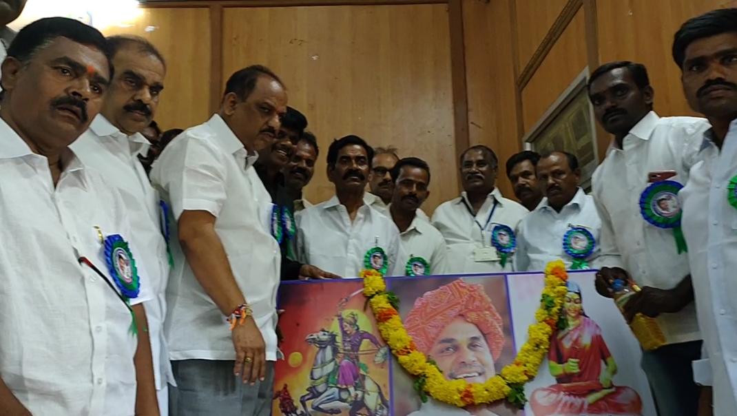 YscrCp's tweet photo. అనంతపురము జిల్లా ప్రజా పరిషత్ నందు  శాలివాహునుల సంక్షేమ సంఘము ఆధ్వర్యంలో నిర్వహించిన వైస్ జగన్మోహన్ రెడ్డి గారికి అభినందన సభకు ముఖ్య అతిధిగా హాజరైన అనంతపురము జిల్లా మంత్రివర్యులు శంకర్ నారాయణ గారు, ఎమ్మెల్యే #అనంతవెంకటరామిరెడ్డిగారు మరియు హిందూపూర్ యంపీ మాధవ్ గారు. https://t.co/v31io2zgUb