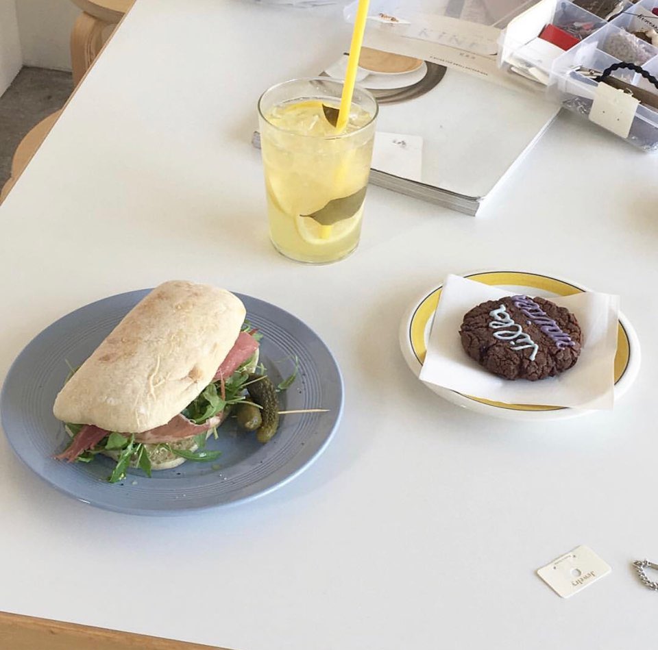pegopa_korea's tweet photo. 韓国🇰🇷スウォンにある
クッキーが話題なカフェ☕️

🍪빌라마이레아(villa mairea)🍪

シンプル好きな女の子から
大人気な今大注目なカフェ❣️

こだわりのかわいいクッキーと
ドリンクの組み合わせは最高😋👏

📍경기 수원시 팔달구 신풍로 73
#ペゴパ #韓国情報 #韓国料理 #韓国カフェ https://t.co/yE8P5sSb65