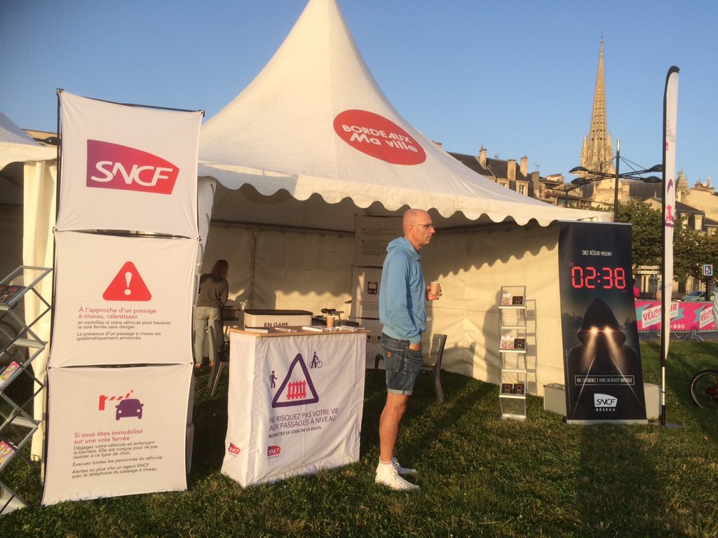 BeaujeanGarrido's tweet photo. Venez goûter la réalité virtuelle avec 2h38 (film) et les smoothies sur le stand @SNCFReseau @velotour @bordeaux. Toute la journée, sensibilisation à la sécurité ferroviaire ! https://t.co/EGK0oWfNSY