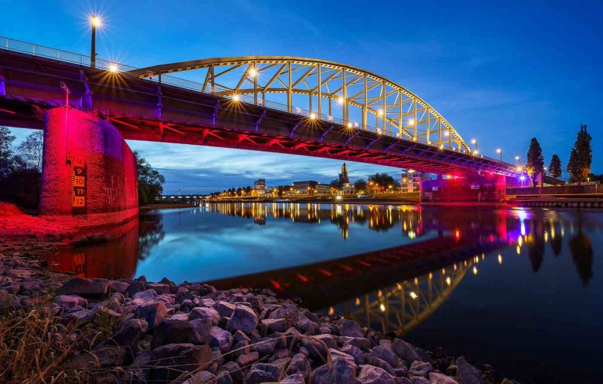 MvSeggelen's tweet photo. Vandaag de @BridgeToBridge #10EM lopen. Benieuwd of ik het ga redden, maar kijk er enorm naar uit. Eervolle loop over betekenisvolle brug in Arnhem. Uiteraard in #Airborne shirt. #LestWeForget https://t.co/Yurciws5RP