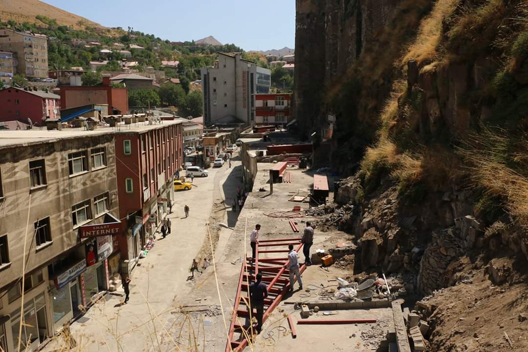 Kıymetli <a href="/BitlisBld/">Bitlis Belediyesi</a> ,bir kaç yıldır,sokak sağlıklaştırmayla yapmaya çalıştığınız Bitlis özıne dönüyor çalışmaları için teşekkür ederim.heryere beyaz montalama ve çatı eklemekle bir şehri,kesme taş mimarisinden ne kadar uzaklaştırdığınızın farkına varmanız ümidiyle.<a href="/oktaycagatay/">Çağatay Oktay</a>