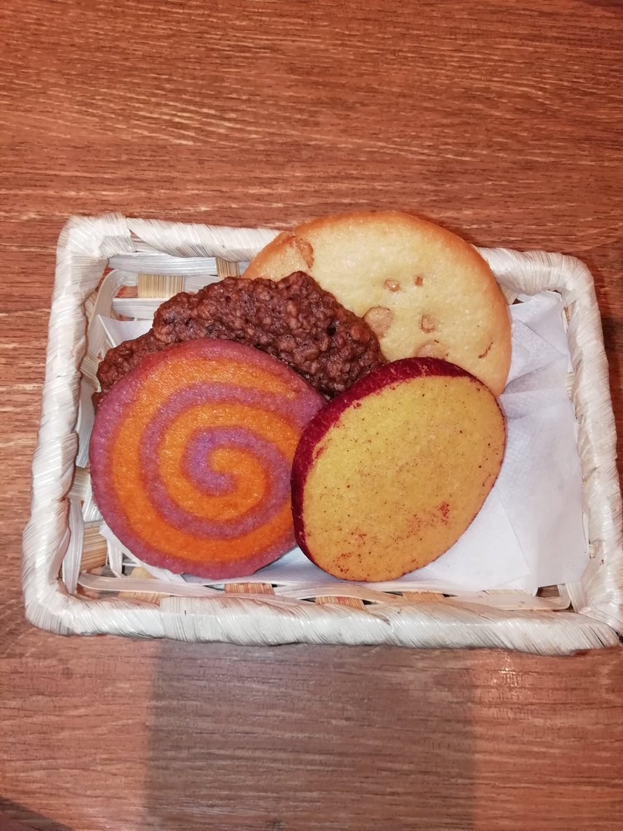 まこつ 光熱費以外0円間近の実況 クッキーバイキング さて こういうの初挑戦 いつも遠慮しながら大事に食べる高級クッキーが 夢の食べ放題 今から1時間 いきまーす クッキー お菓子 バイキング ステラおばさん スイーツ