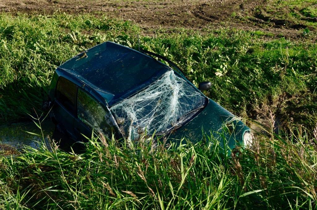 Auto te water na slippartij ENKHUIZEN Vrijdagmiddag omstreeks half zes is aan de N307 in Enkhuizen een auto te water gereden. Daarbij viel één gewonde. De auto raakte in de slip toen het ongeluk... twib.in/l/dgLXKRpE5KBd via <a href="/WestfriesWB/">WestfriesWeekblad.nl</a>