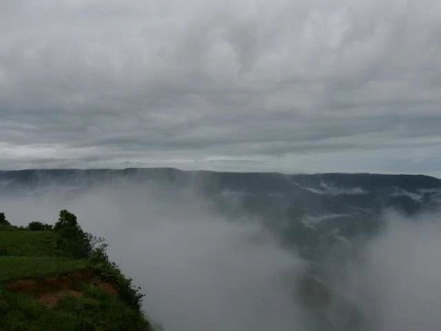 airnews_pune's tweet photo. #rain
पुणे जिल्ह्याच्या सीमेवर असलेल्या ताम्हिणी घाट परिसरात यंदा 1 जुन ते 14 सप्टेंबर या कालावधीत  8 हजार 912 मिमी एवढा विक्रमी पाऊस झाल्याची नोंद हवामान खात्यानं केली आहे.देशात सर्वाधिक पाऊस पडणाऱ्या चेरापुंजी इथल्या सरासरी साडेसहा हजार मिमी पावसालाही ताम्हिणीनं  मागे टाकलं आहे https://t.co/pWZ4OhU0SG