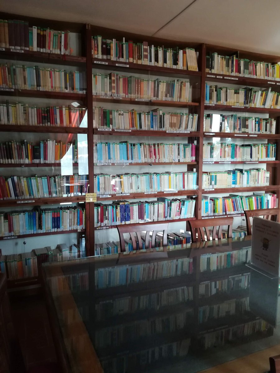 CRobbiano's tweet photo. #biblioteca dell #Iltk circa 5000 preziosi libri su filosofie orientali buddhismo generale e tibetano in particolare arte e iconografia buddhista in parte reperibili solo qui il dialogo interreligioso il buddhismo in Occidente e la scienza la psicologia la medicina tibetana.. https://t.co/QxhhU6zRQI