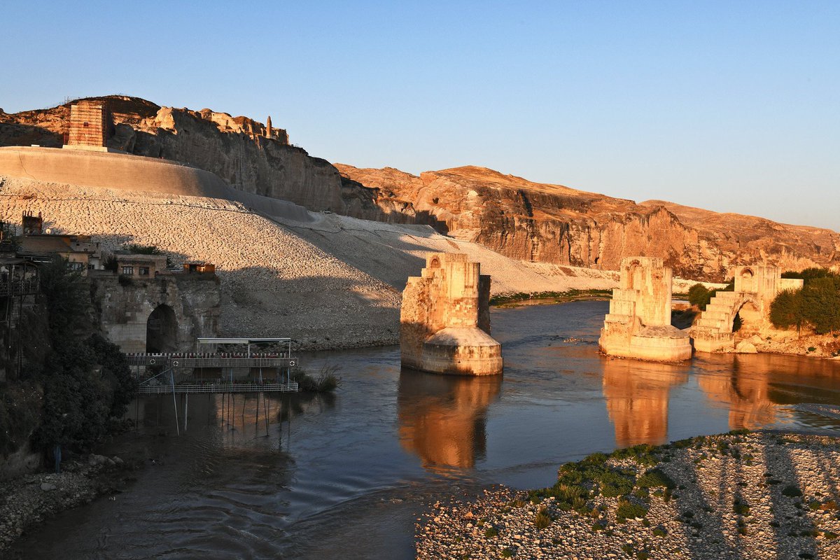 12 bin yıllık tarihe sahip Hasankeyf ve milyonlarca canlıya ev sahipliği yapan Dicle Vadisi yok olacak. Üstelik sadece 50 yıl ömür biçilen Ilısu barajı için. Görkemli tarihimizi sular altında bırakmayalım. Hala geç değil. Bu yanlıştan dönelim. #HasankeyfİçinBirŞey yapalım