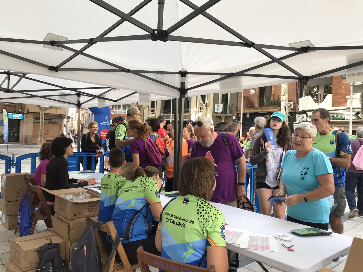 AGTkm0's tweet photo. Som-hi! 🤘🏼 La plaça de la vila @ajelprat fa xup xup amb un bon grapat de participants de la #Transdelta @UecPrat a punt de sortir! I nosaltres, a punt també de posar en marxa paelles amb productes del #ParcAgrari #BaixLlobregat 🥘 https://t.co/NG6hREjK9x