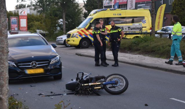 Bromfiets en auto met elkaar in aanrijding PURMEREND Vrijdagavond omstreeks kwart over zes is aan de Flevostraat in Purmerend een bromfietser gewond geraakt. Deze kwam in aanrijding met een auto. De bestuurder van... twib.in/l/jrBn7Aznyej8 via <a href="/Gezinsblad/">Gezinsblad.nl</a>