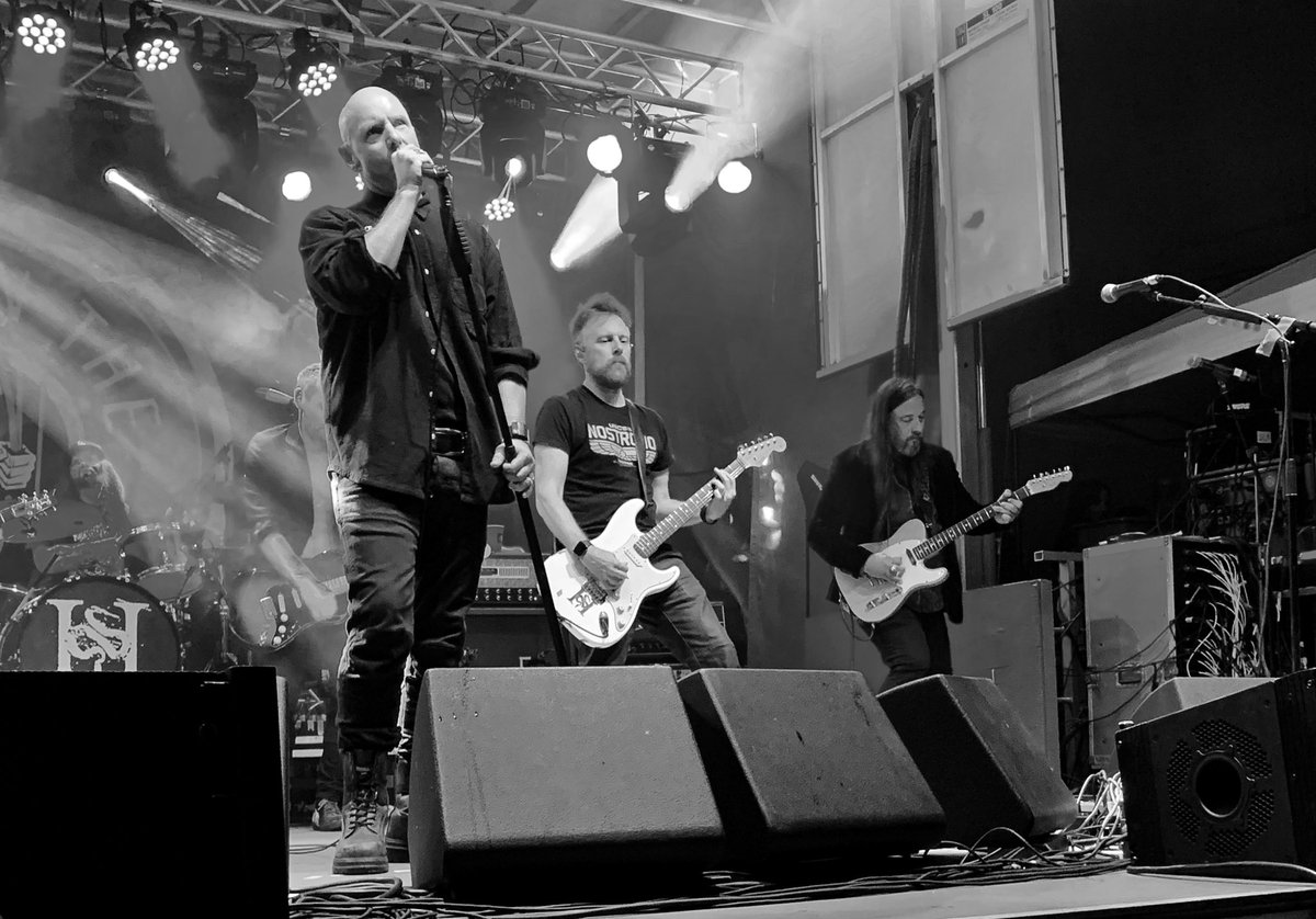 Lngway2neverlnd's tweet photo. Favourite shot of the night ..... @realhughdillon @theheadstones just lit it up ..... @trentcarr #RobBaker @thehipdotcom @rockinbighouse #settingthebenchmark https://t.co/qqqRb3Q1aa