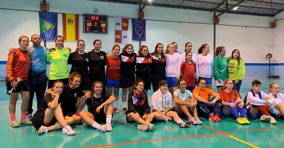 fsfPELAYOS's tweet photo. Fantástico triangular el que jugamos ayer con nuestros amigos de El Tiemblo y C. D Ávila Sala. Gracias! #fsfpelayosdelapresa #campeonas https://t.co/ZYmD42etC2