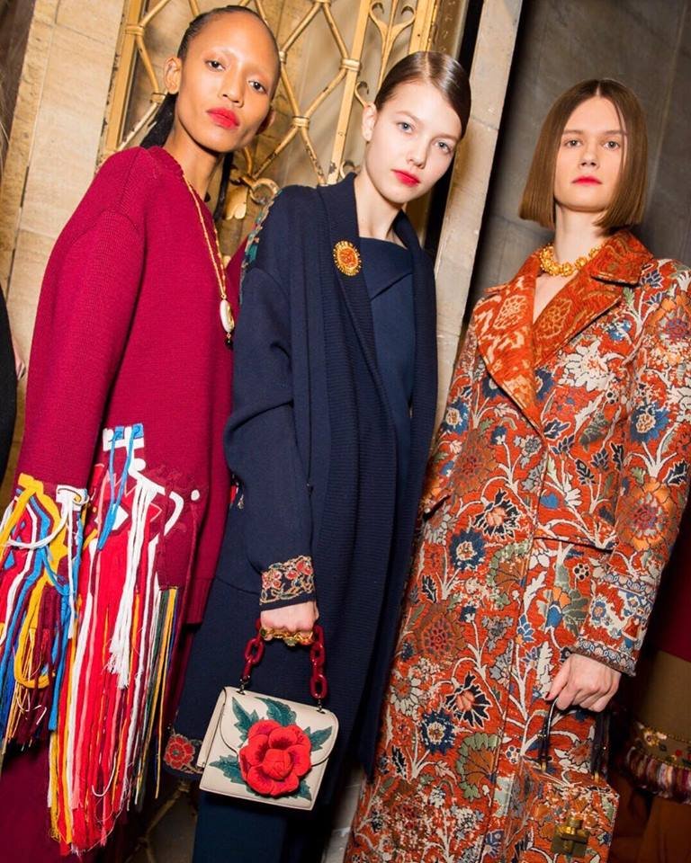 ModAppBlog's tweet photo. Pronte per un #inverno da..wow? Che voi siate sportive (stile da motociclista o maschile), iper femminili (cappe o maxi fiori) o eccentriche (sexy #cuissardes o oro all over), il diktat dalle sfilate per la prossima stagione è: bellezza sofisticata.
#moda #modapp #trend #tendenze https://t.co/SJqBbtNCBz