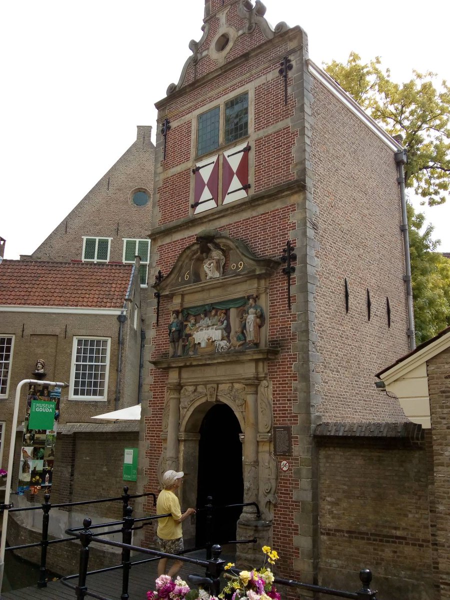 WaarinGouda's tweet photo. Antwoord van gisteren: Dit is de ingang naar de Museumtuin, Achter de Kerk. https://t.co/jekqJ4u6XX