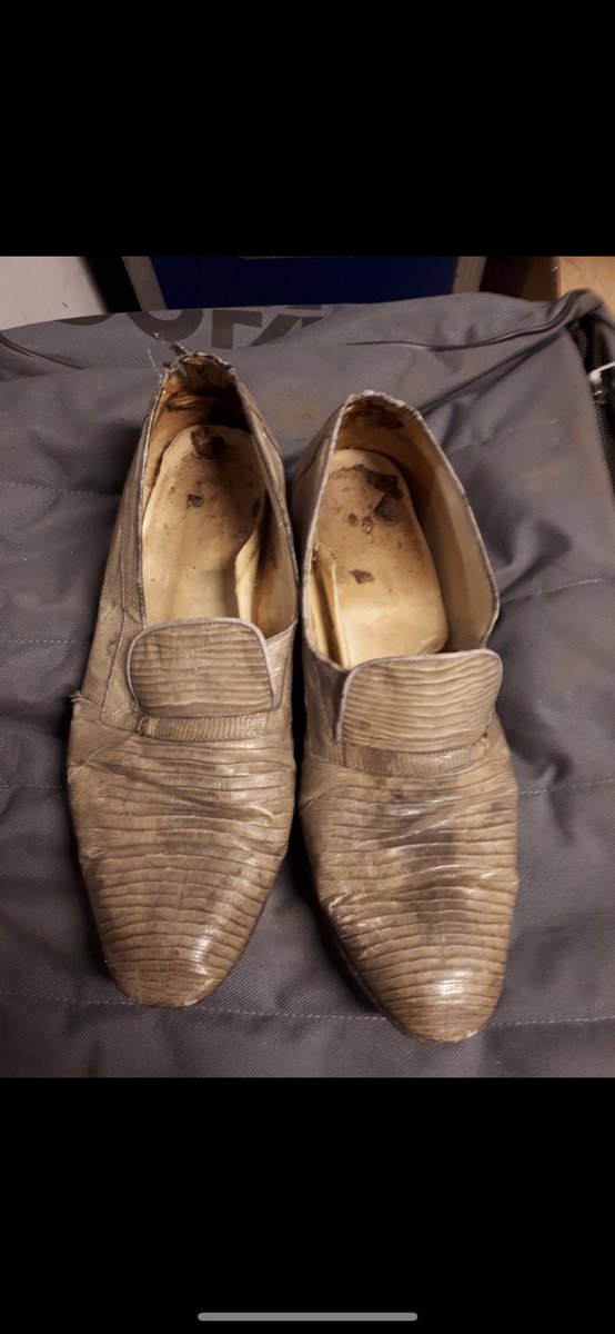 Här är dom, Lasse Falks dansmackor i ödleskinn som han ska ha köpt i Spanien och gått över 2000 mil på Göta Juck i. Omöjligt för ett mänskligt öga att se vilken som är höger- och vänsterskon. 

aca.st/556bd5