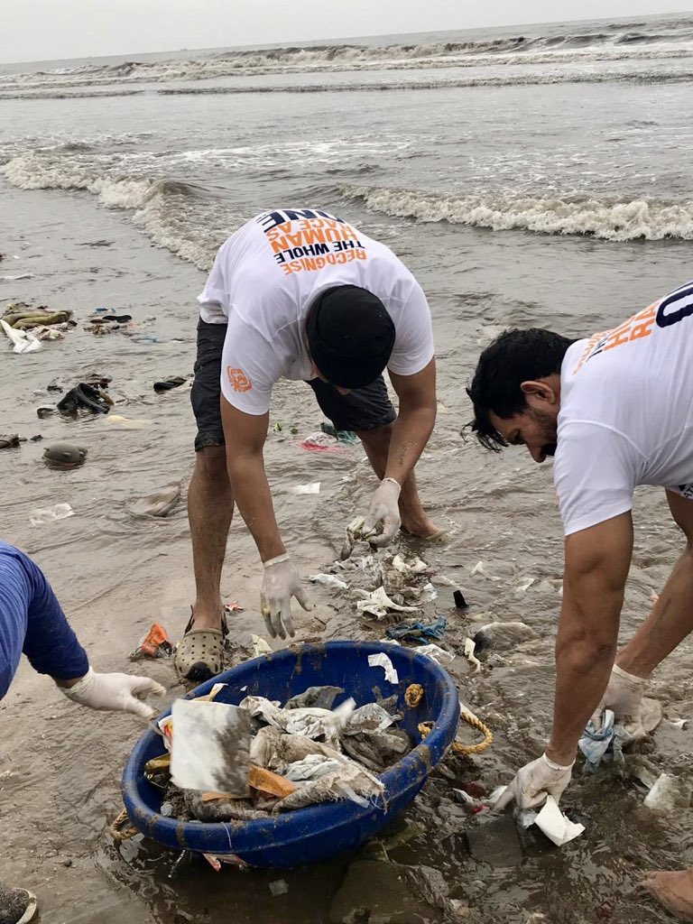 An applause for #Mumbai substantial decrease in #GaneshVisarjan idols on the beach👏🏽 thanks to my dear @AfrozShah1 4 the tenacious awareness & opportunity to be able to do #seva for #environnement on ground level #plastic menace continues..let’s do our bit #PlasticFreeIndia 🙏🏽🤗