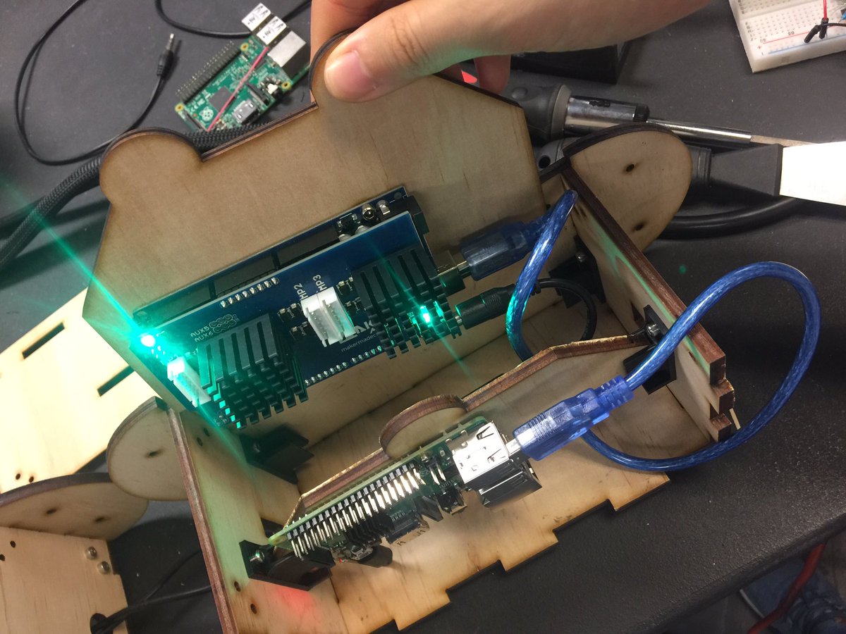 khou_42's tweet image. Everything is organized. Ready to spray! Being a carpenter and joiner this week. #paintbot #paintingrobot #3dmodeling #lasercutting