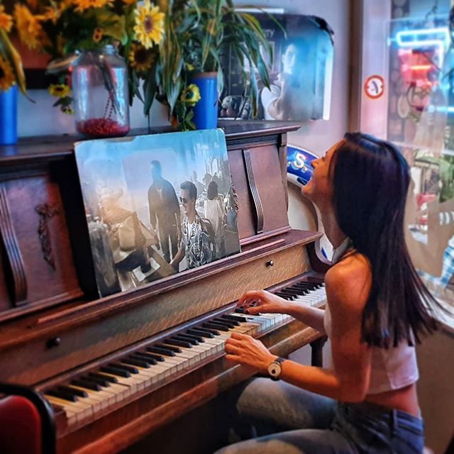 shesgotwings777's tweet photo. "You've lost that LOOOOVING FEEEEELING...wooahhh...that looooving feeeeling"
.
Tinkling the ivories at Kansas City BBQ... the iconic bar scene from TOP GUN recreated so wonderfully by yours truly! (Not giving up my day job just yet!)
.
#topgun #kansascit… https://t.co/1cSdWF5etL https://t.co/XGHDo3wjKq