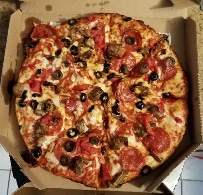auds_kla's tweet photo. @DominosPizza_SA #ReviewUsforFree I posted a review on friday without a pic of my pepperoni and olive pizza. "#ReviewUsForFree @DominosPizza_SA Ordered a pepperoni pizza and added some olives. Why not because olives and pepperoni go together like ying and yang." https://t.co/YDXwz1TsKy