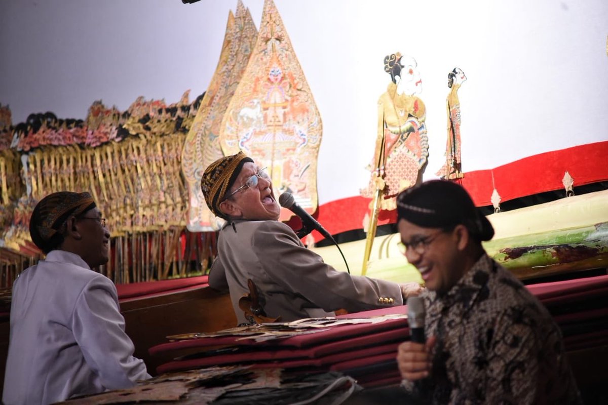 aniesbaswedan's tweet photo. Wayang kulit adalah tontonan, tuntunan dan tatanan.

Di saat bangsa kita sering menghadapi tantangan, maka tontonan penuh tuntunan bisa menghantarkan pada tatanan, InsyaAllah.

https://t.co/Vf6vS6IPZ0 https://t.co/KA92tECWDC