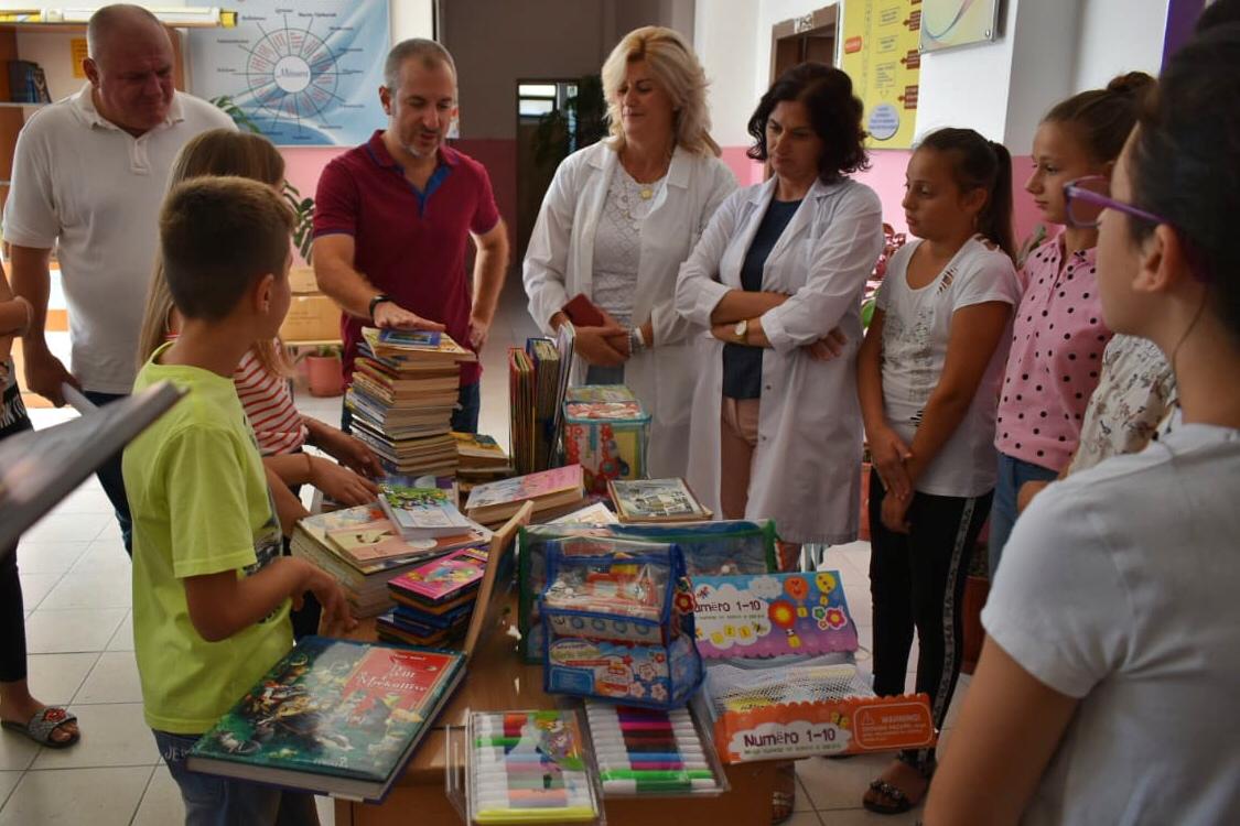 NiniBushati's tweet photo. 📌Dhuruam #120LIBRA📚 për vogëlushët Kopshtit & shkollës 9-vjeçare “Lidhja e Prizrenit” 📍#Paskuqan, kontribut jo i vogël për bibliotekën e porsaçelur. 🤝🏫📚👧🏼
➡Edukimi i fëmijëve, fokusi ynë!
Kalamaja suksese në vitin e ri shkollor që sapo nisi.📚🎒📈
#tiranaPS #progred https://t.co/RL0X1IEeaf