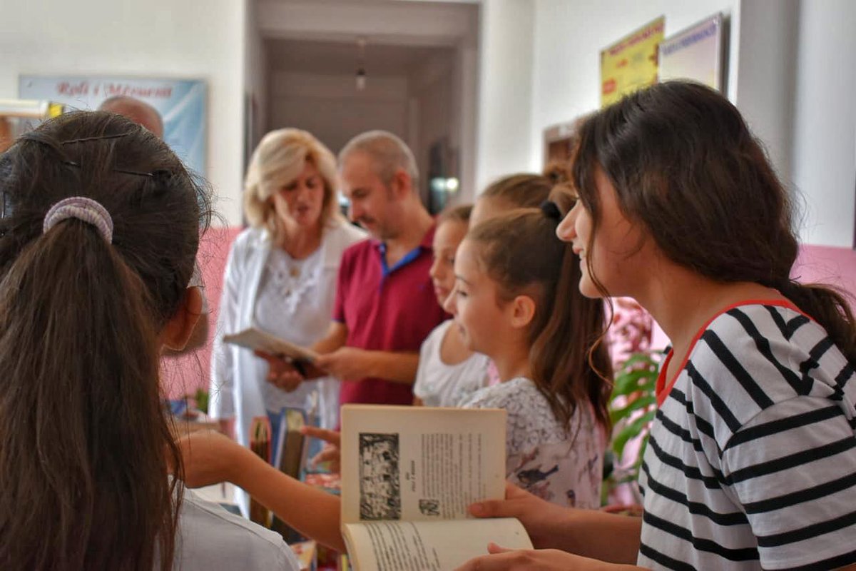 NiniBushati's tweet photo. 📌Dhuruam #120LIBRA📚 për vogëlushët Kopshtit & shkollës 9-vjeçare “Lidhja e Prizrenit” 📍#Paskuqan, kontribut jo i vogël për bibliotekën e porsaçelur. 🤝🏫📚👧🏼
➡Edukimi i fëmijëve, fokusi ynë!
Kalamaja suksese në vitin e ri shkollor që sapo nisi.📚🎒📈
#tiranaPS #progred https://t.co/RL0X1IEeaf