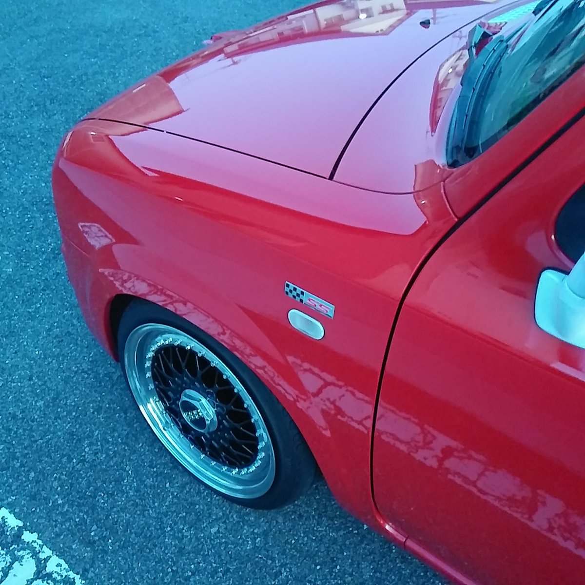 純ベタ好きのオヤジ 今日は 朝から 屋根を磨いて 中古のフェンダーを磨いて Ssエンブレム取付て フェンダー交換して終了