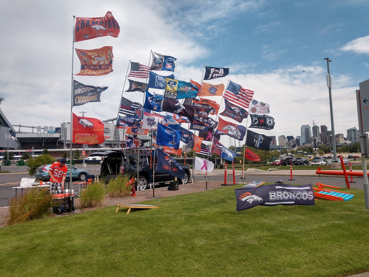 Hoodlum71's tweet photo. Got in line at 4, still 35 cares back. No worries this year we have a pass of cash parking is sold out! Gotta get my spot though! #milehiflagman #1flag1luv #flying60 https://t.co/B6lCC0evaD