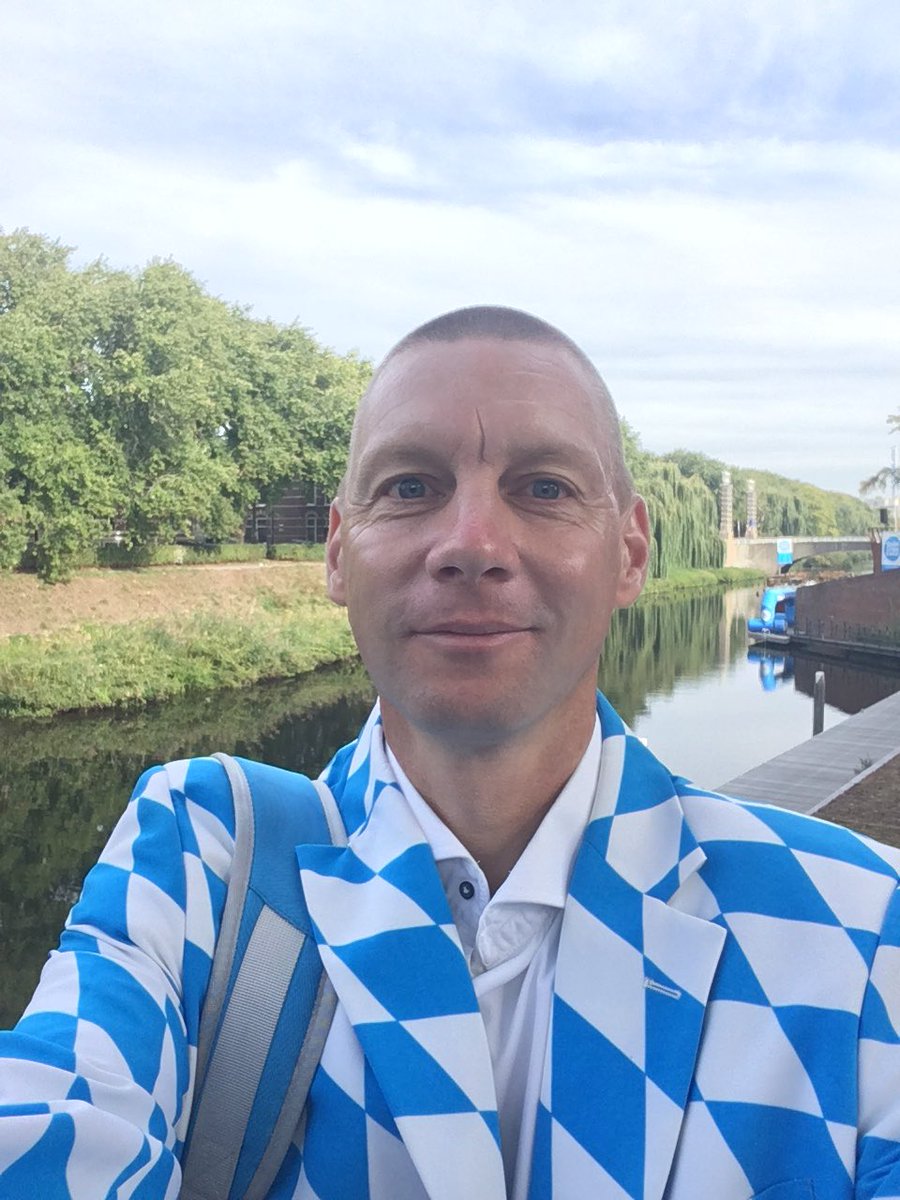 EdwinSmolders's tweet photo. Voor de mensen die mij tussen #Rosmalen en @shertogenbosch allemaal uit hebben gelachen of iets toe hebben geroepen om dit pak. Achter dit pak schuilt het verhaal van @SwimtoFC073. Kom straks naar Den Bosch en kijk, geniet en koop bijvoorbeeld nog lot om uw bijdrage te leveren https://t.co/kNrSh2y35G